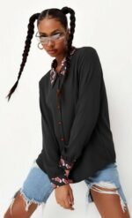 CAMISA ZAPATILLAS ROJAS - Imagen 3