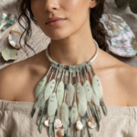 COLLAR PLUMAS